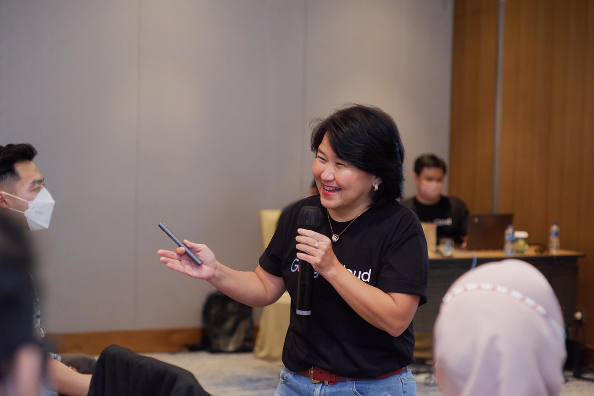 GoogleCloud_ID's tweet photo. Mungkin #GoogleCloudkeSurabaya sudah selesai, tapi ini bukan akhir dari perjalanan kita bersama, Surabaya! Terima kasih kepada #GoogleCloudPartners, @EIKONTechnology, @MII_Metrodata, @DatalabsId, @Devoteam, @indosatbusiness, dan lainnya atas kemitraan yang mendalam 🤝 https://t.co/UIeroq1gEr