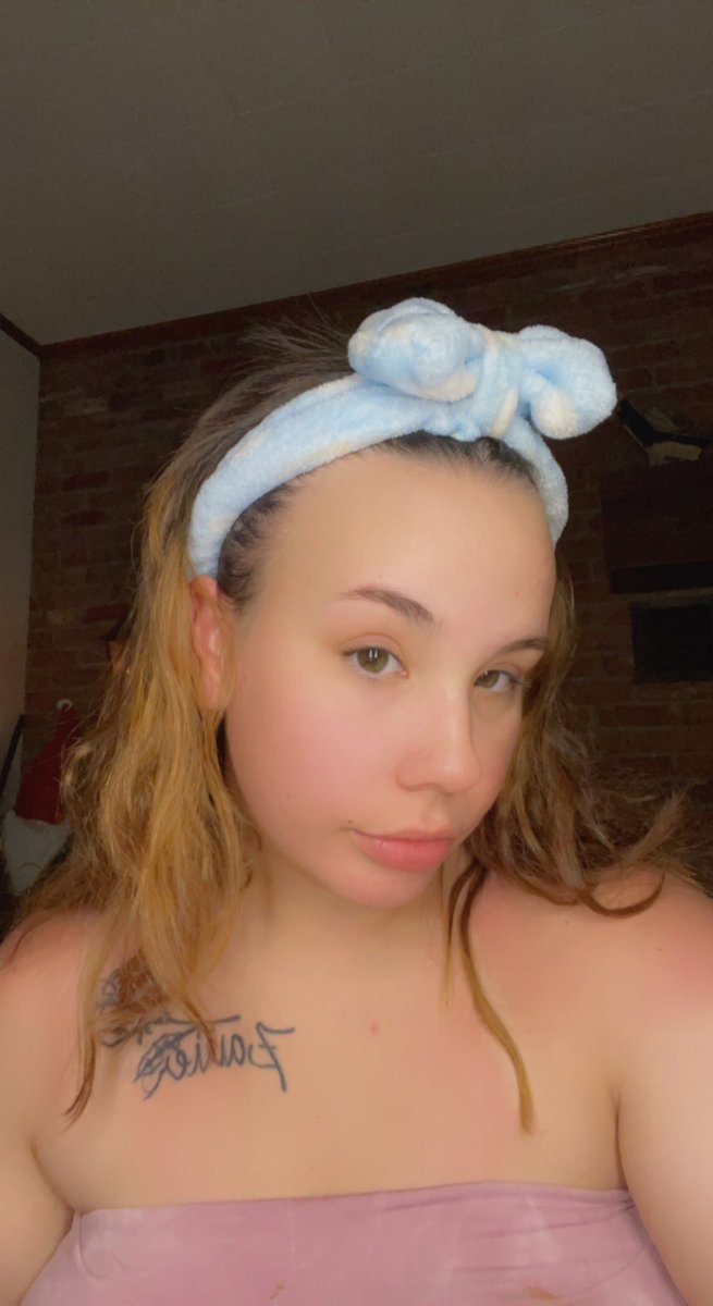 SavviiThoughts's tweet photo. Just trying to do my makeup real quick. ☺️ https://t.co/gYsuTsUn7X