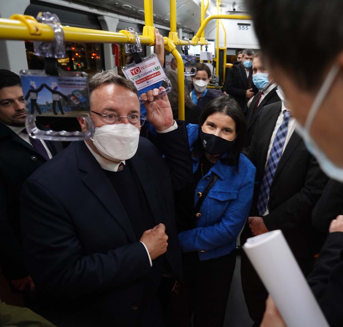 ASteiner's tweet photo. Un trayecto verde en bus por Montevideo🚍⚡️! 

El 97% de la energía eléctrica en 🇺🇾 es generada por fuentes renovables.

Con el proyecto #MOVÉS apoyado por @PNUD, Uruguay transita hacia un sistema de movilidad urbana +verde, inclusivo e eficiente que supone un ahorro económico. https://t.co/0I7bJbTx4J
