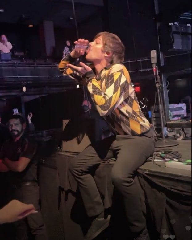 enredaosxtuli's tweet photo. louis y lali tomandose un shot https://t.co/FnT8g7wKIF