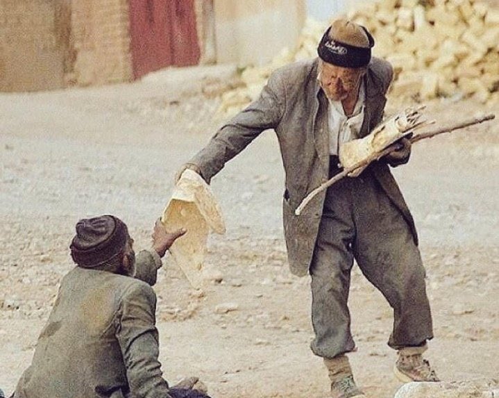 من قال أن فاقد الشيئ لا يعطيه ؟ 

" فاقد الشيئ إذا أمتكله يعطيه ببذخ .. لأنه أدرى الناس بمرارة فقده... "