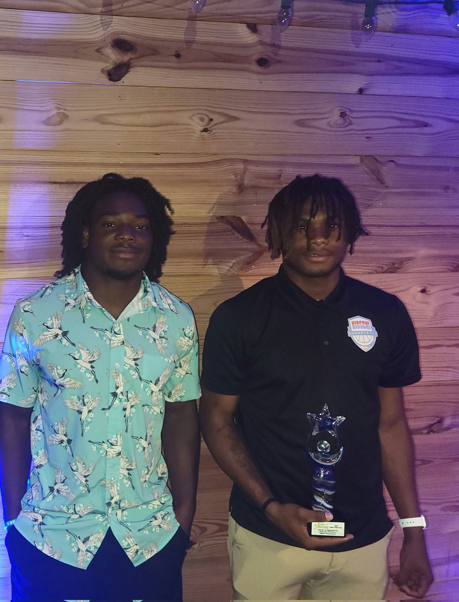 HirschiFootball's tweet photo. We took home the Texoma's Nexstar Sports Award for Game of the year. And our boy @ernestyoung000 got Large School Male Athlete of the Year. Congrats boys. @jcarroll_23 @APeterson_27 https://t.co/rTjGW7wjxp