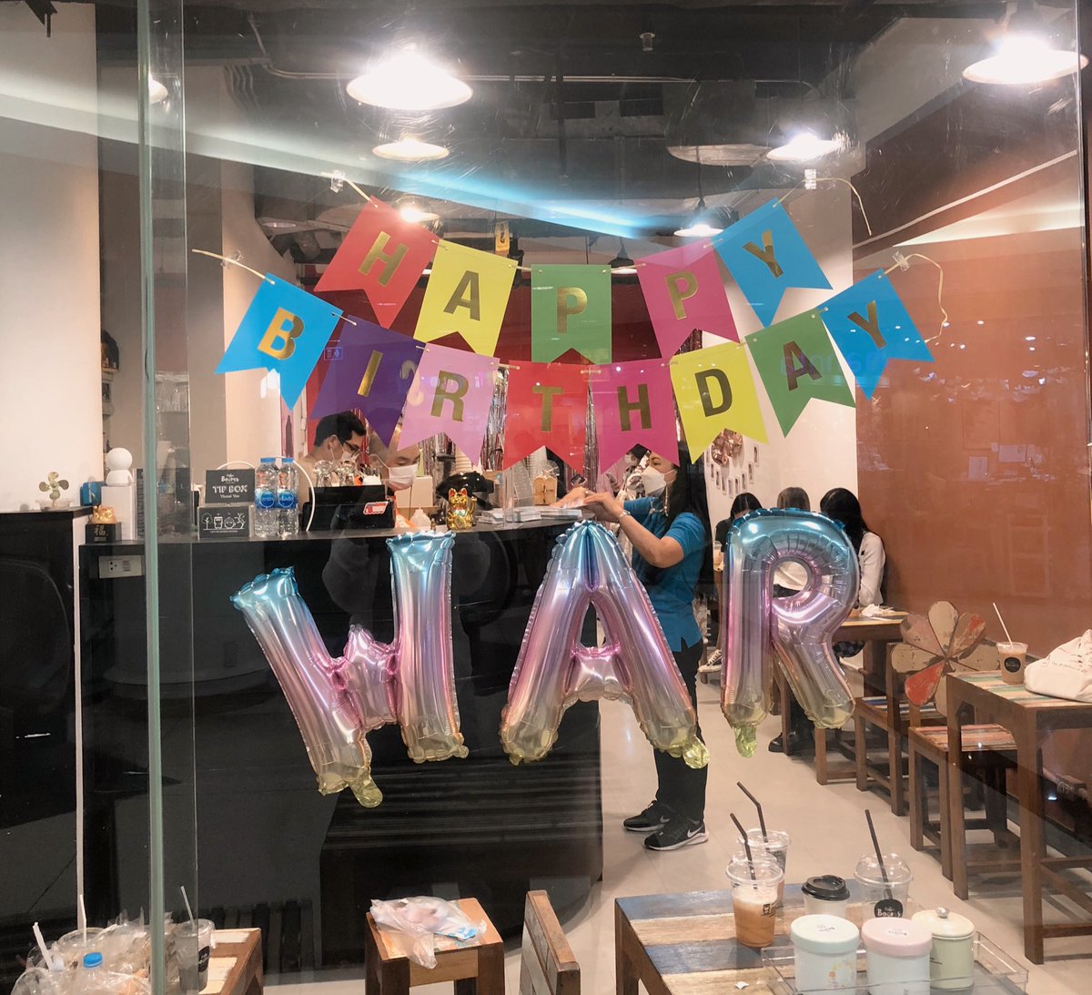 pearypn's tweet photo. สำหรับโปรเจคนี้ถึงจะเป็นร้านเล็กๆแต่บอกเลยว่าจัดได้น่ารักมากๆ ดูสิลูกมัมหมียืนนิ่งรอทุกคนมาหาอยู่นั่นน่ะ😂🙌🏼 
; @warwanarat 
#2InfinityWithWar
#warwanarat #HBD28thWarWanarat https://t.co/gz2ueumatN
