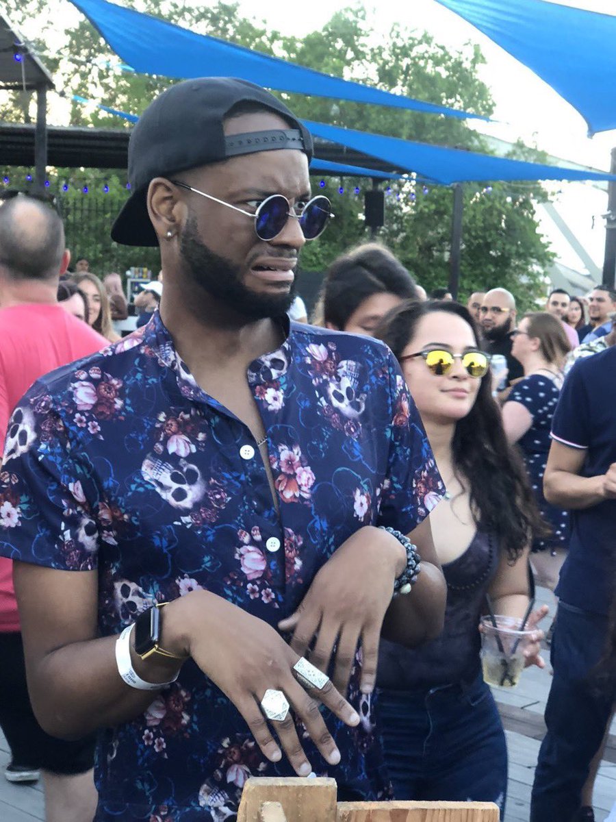 ciiiaaara's tweet photo. Me sitting here watching this ghetto shit !!!! Why was pleasure p hunching the dancer ? why was Ray J singing and drinking casamigos ?Why did Sammie think he was getting another record deal ? I just cannot !!!!   #Verzuz https://t.co/SGpdAC3Fe7