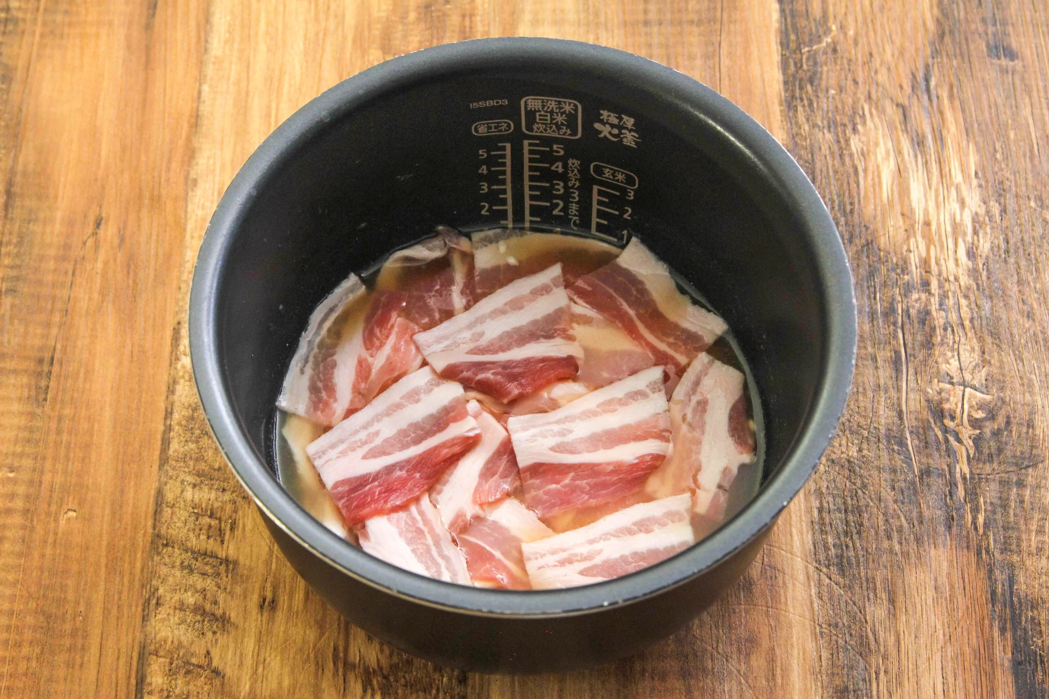 お箸が止まらない美味しさ？！1合のお米があっという間に消えていくという、豚バラ肉の「炊き込みご飯」レシピ！