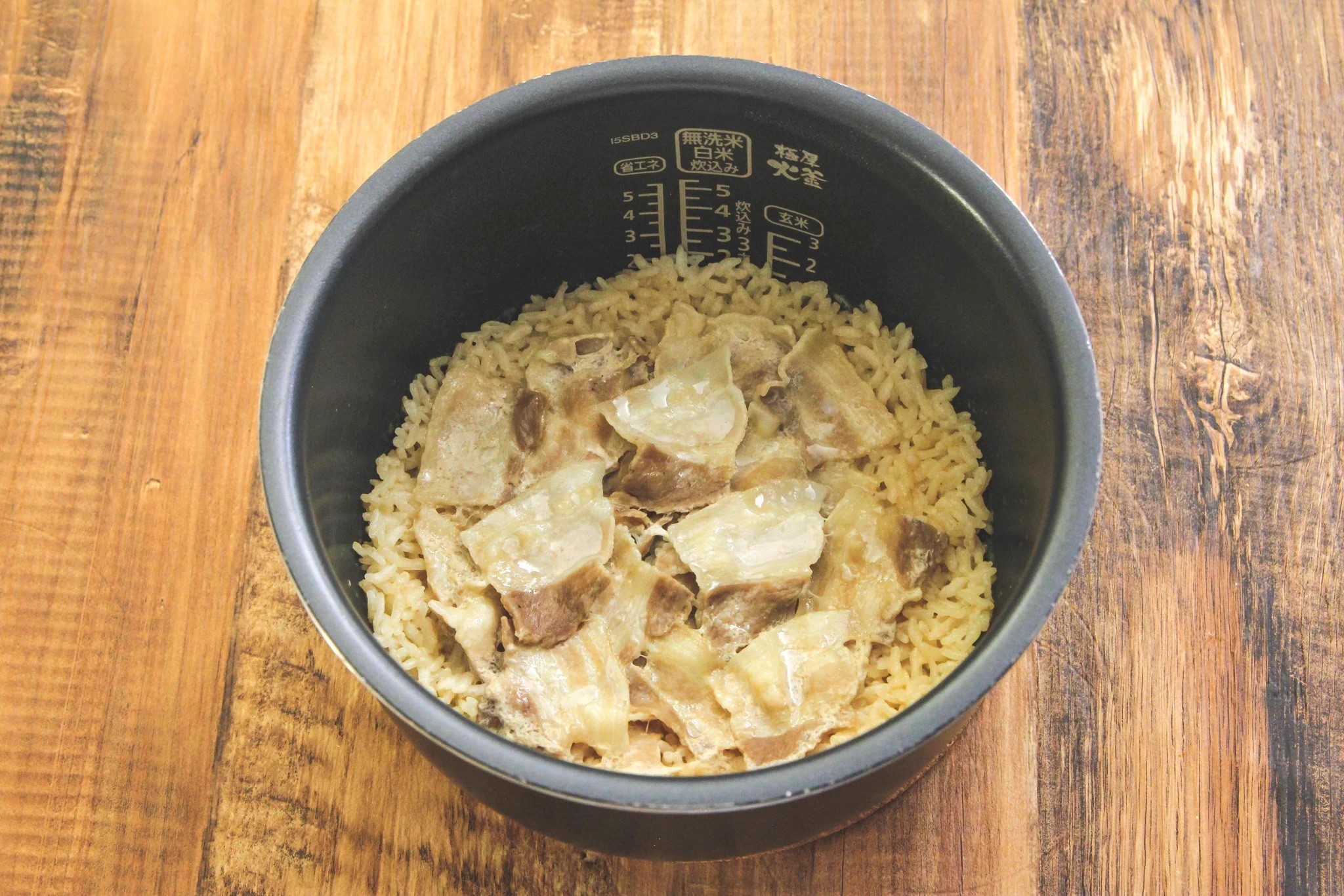 お箸が止まらない美味しさ？！1合のお米があっという間に消えていくという、豚バラ肉の「炊き込みご飯」レシピ！