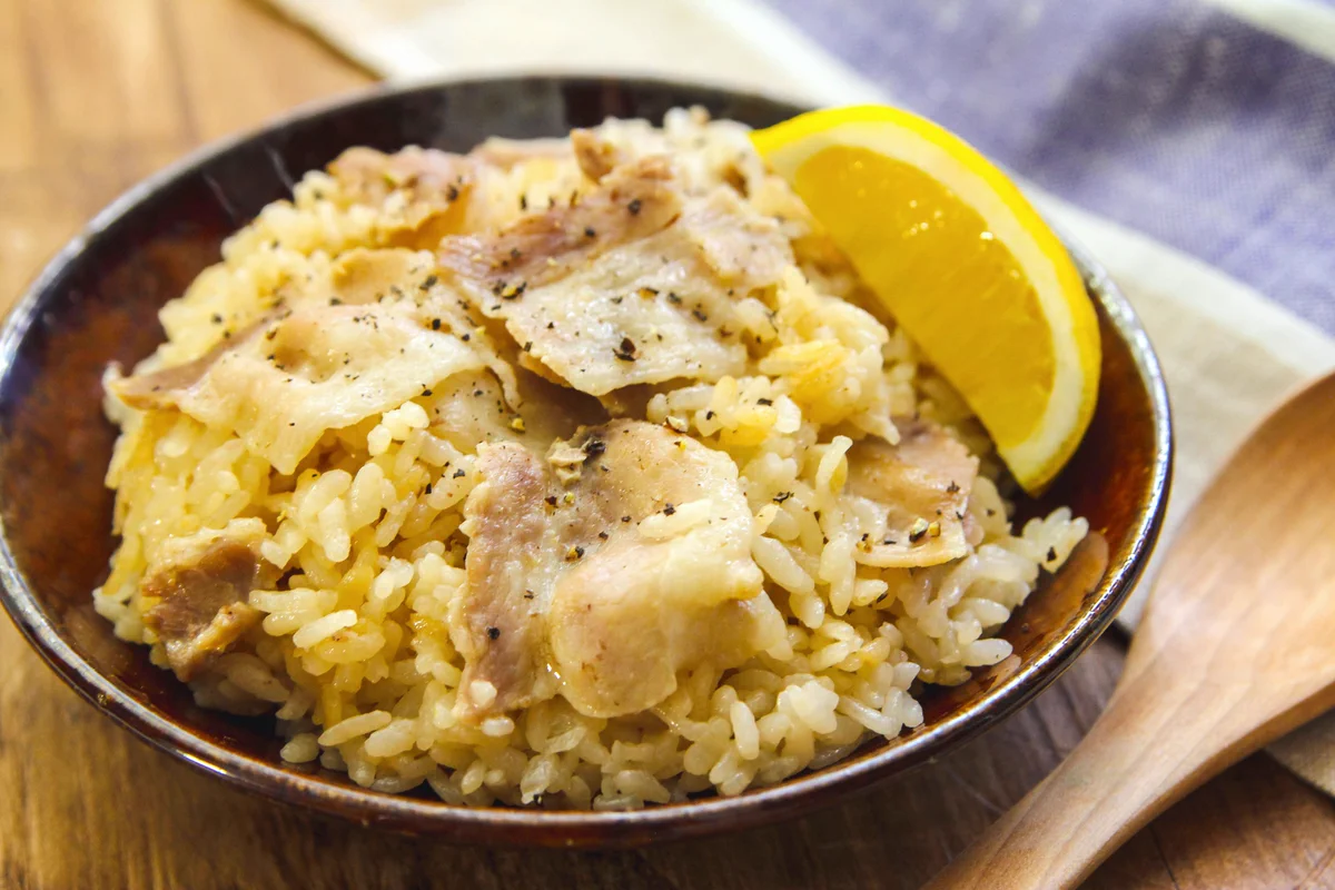 お箸が止まらない美味しさ？！1合のお米があっという間に消えていくという、豚バラ肉の「炊き込みご飯」レシピ！