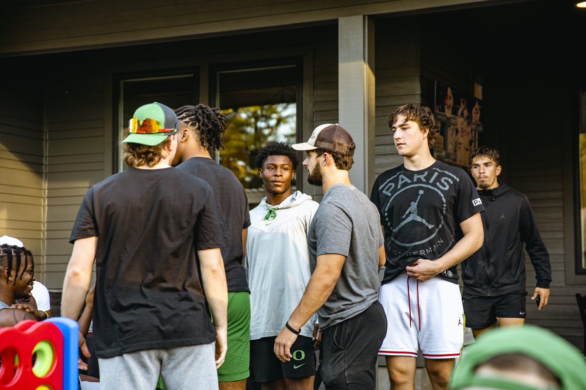 Appreciate <a href="/CoachDanLanning/">Dan Lanning</a> for havin us newcomers over to the crib last night <a href="/oregonfootball/">Oregon Football</a>