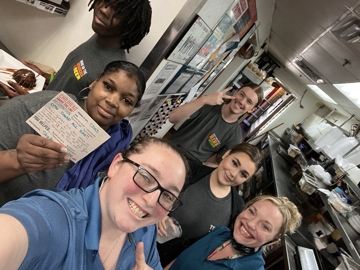 B0mbsh31L's tweet photo. Cheers to you Chas! Running a 0% GWAP all day by herself on Tuesday! This chick is on π₯π₯ and is a great role model for #Team752 #Chilislove #TeamEstrada peep the new chilis swag! @Chilis π https://t.co/R1Hu5Hiu23
