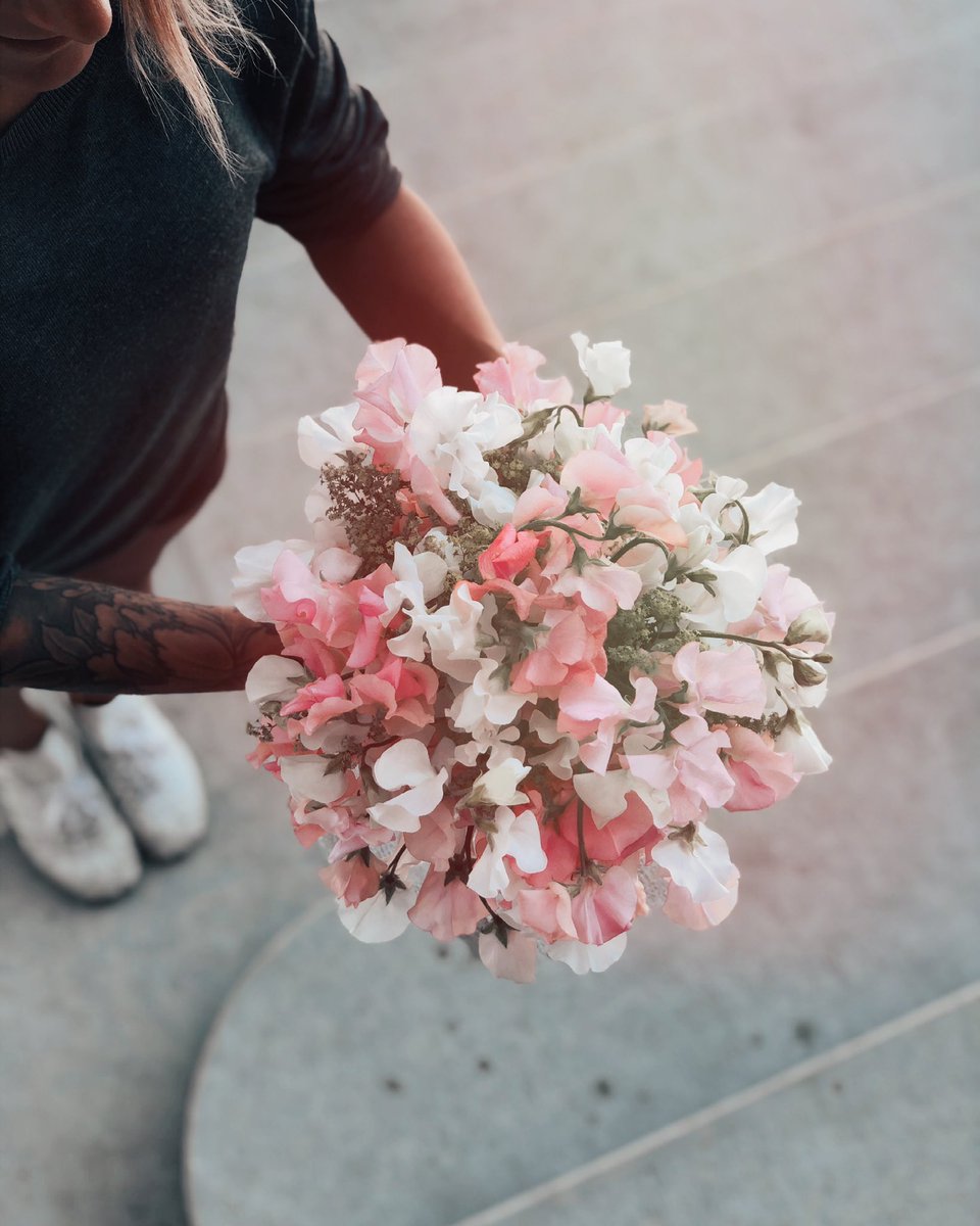 FleuriotFleurs's tweet photo. In a summer kind of mood… wishing you a great weekend! 

#bridalbouquet #weddingflowers #brautstrauß #bouquetdemariée #fleuriot #fleuriotfleurs #fleuriot1920 https://t.co/aAt5UeyMZe