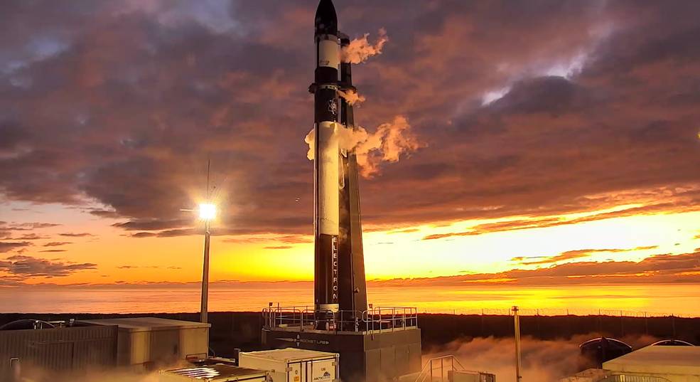 NASA's tweet photo. Our CAPSTONE satellite is expected to launch no earlier than Monday, June 27, at 6am ET (10:00 UTC). The small microwave oven-sized satellite will test an experimental orbit around the Moon to be used by @NASA_Gateway, our lunar space station. 

https://t.co/9pecF8XkYH https://t.co/mDkT8c4CF9