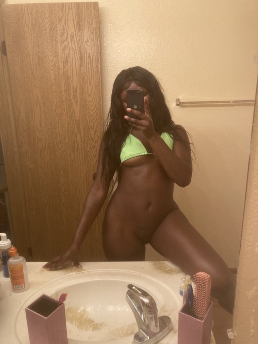 Who has a private pool in or near Dallas TX 👙💦 https://t.co/jBsgbEolDe