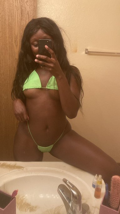 Who has a private pool in or near Dallas TX 👙💦 https://t.co/jBsgbEolDe