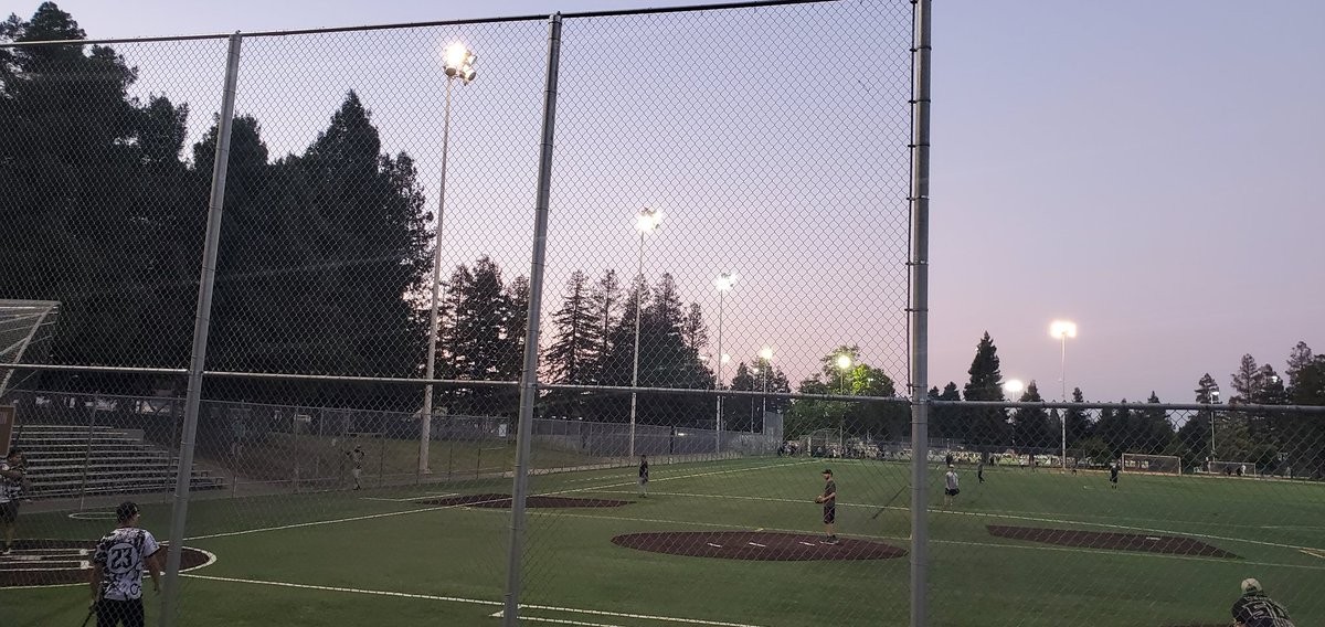 GlassHalfFullSB's tweet photo. Softball skies... https://t.co/5a3ZKBelJF