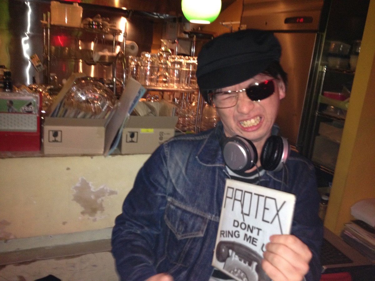 EMMM_NMFK's tweet photo. 2019年映画「GOOD VIBRATIONS」劇場トークショー出演。2021年MIX CD『 100% BRITISH MOK 』を製作。

モクオさん
世界一優しいパンクス、モクオさんのDJ楽しみです！(by The Harriets) https://t.co/IDZP3ynyKw