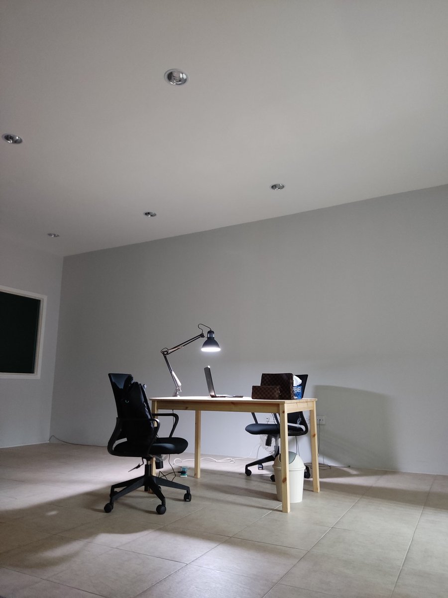 RaynRayyan's tweet photo. I absolutely love my minimalist office https://t.co/SjhAcoZqV3