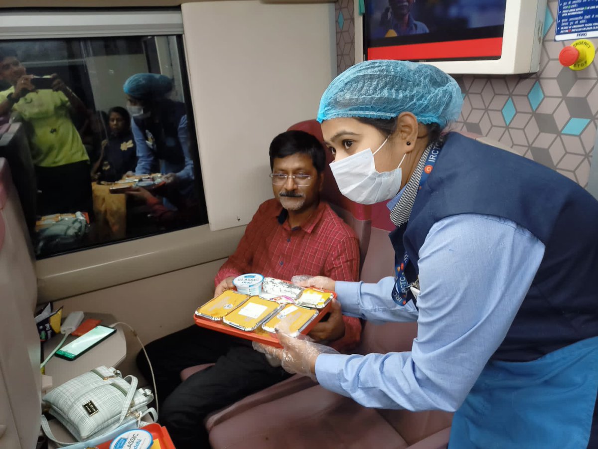 Manishjsr1911's tweet photo. मेरी प्रथम यात्रा ट्रेन #वंदे_भारत कटरा से दिल्ली ।। एक सुखद अनुभव 
सुप्रभात ।। https://t.co/Bqc44HxqbS