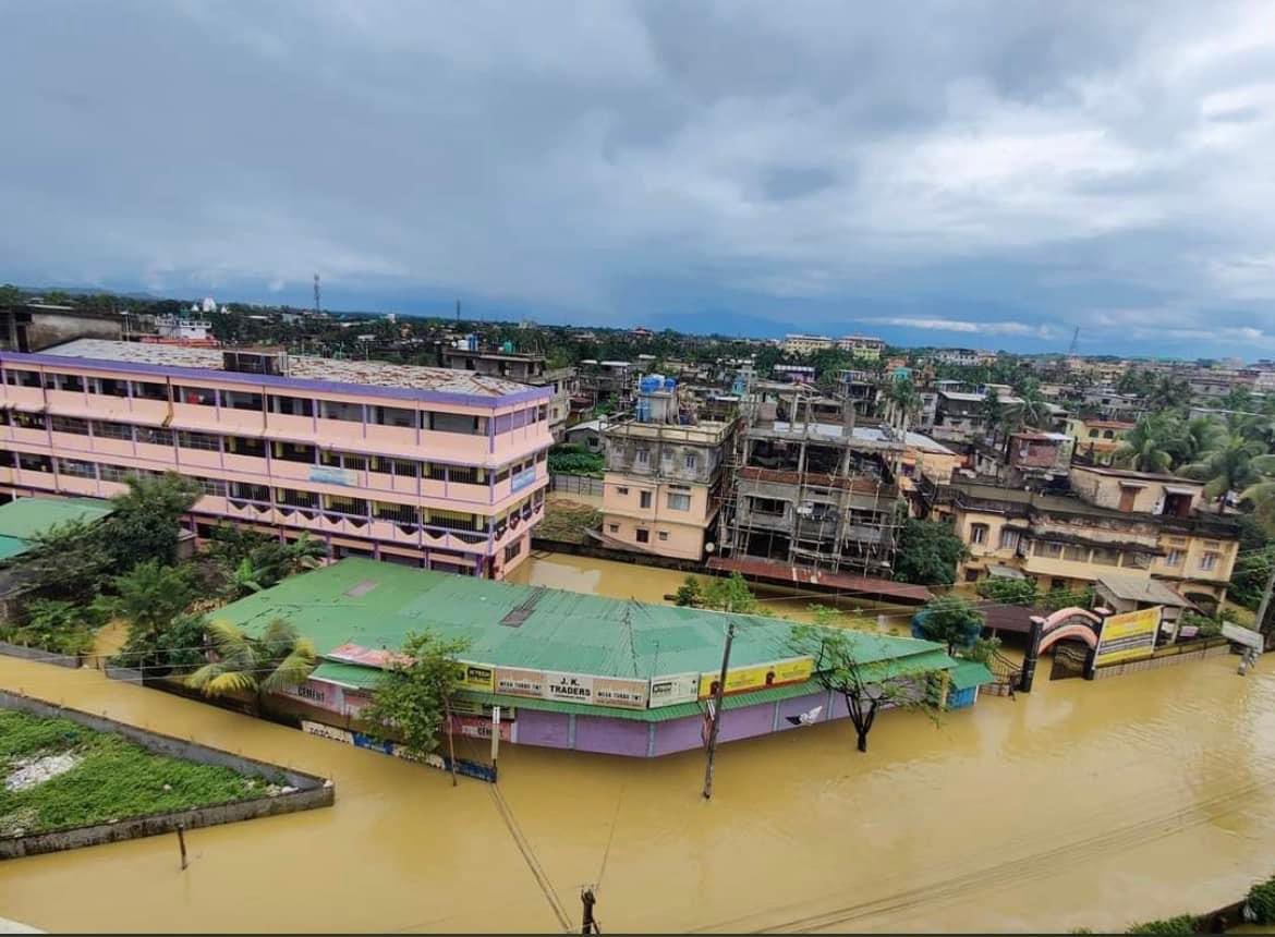 shwitterbug's tweet photo. @narendramodi @PMOIndia My hometown Silchar is immersed in water. Shortage of food &amp; water, no electricity, no internet. ROI is not even aware of the situation there. Request you to spread the message. Assam needs help! #AssamFloods2022 https://t.co/wY3QKm5Oui
