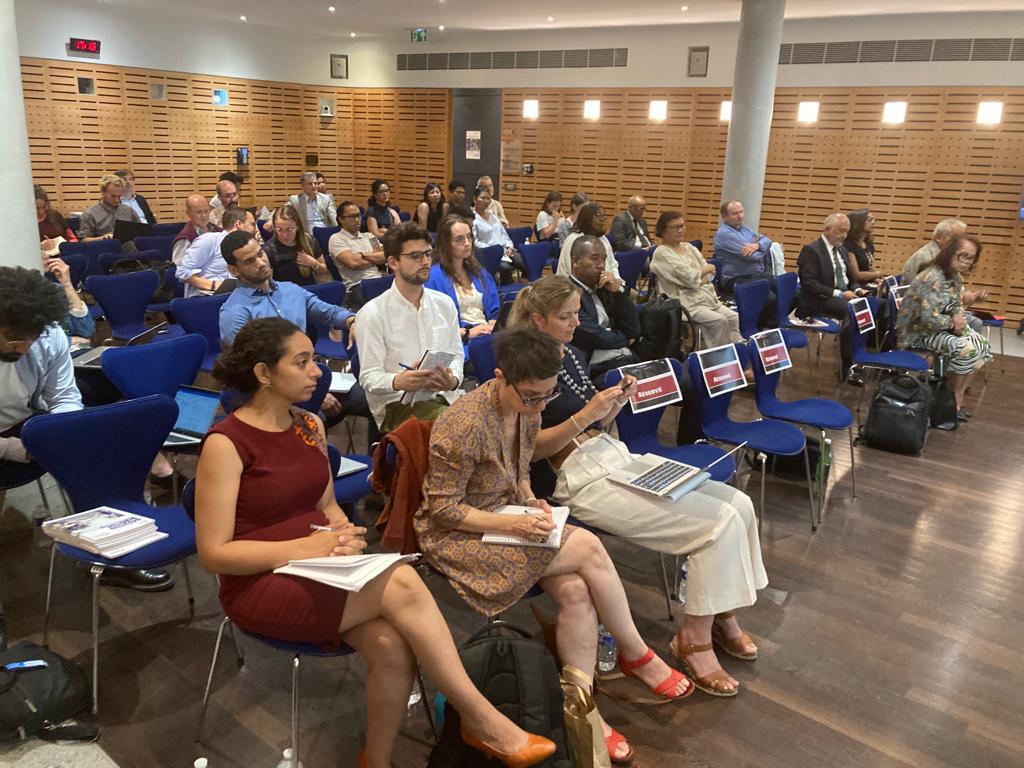 ambafrmada's tweet photo. Exposition Pierrot Men à Paris : Lumière sur les projets de développement urbain de l'@AFD_France.
Le vernissage a été précédé par une conférence-débat sur les problématiques de #développement urbain à #Madagascar 🇲🇬🏙️📷
#PADEVE #Lalankely https://t.co/zU6fcDxRTt
