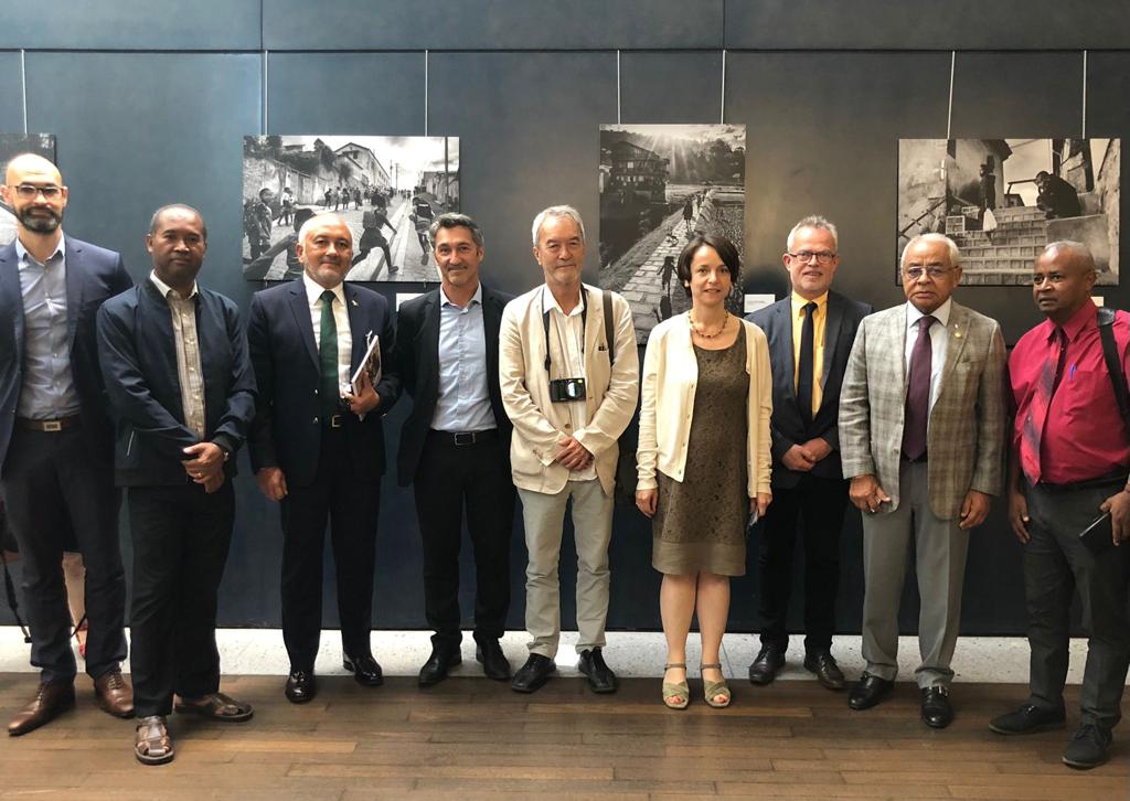 ambafrmada's tweet photo. Exposition Pierrot Men à Paris : Lumière sur les projets de développement urbain de l'@AFD_France.
Le vernissage a été précédé par une conférence-débat sur les problématiques de #développement urbain à #Madagascar 🇲🇬🏙️📷
#PADEVE #Lalankely https://t.co/zU6fcDxRTt
