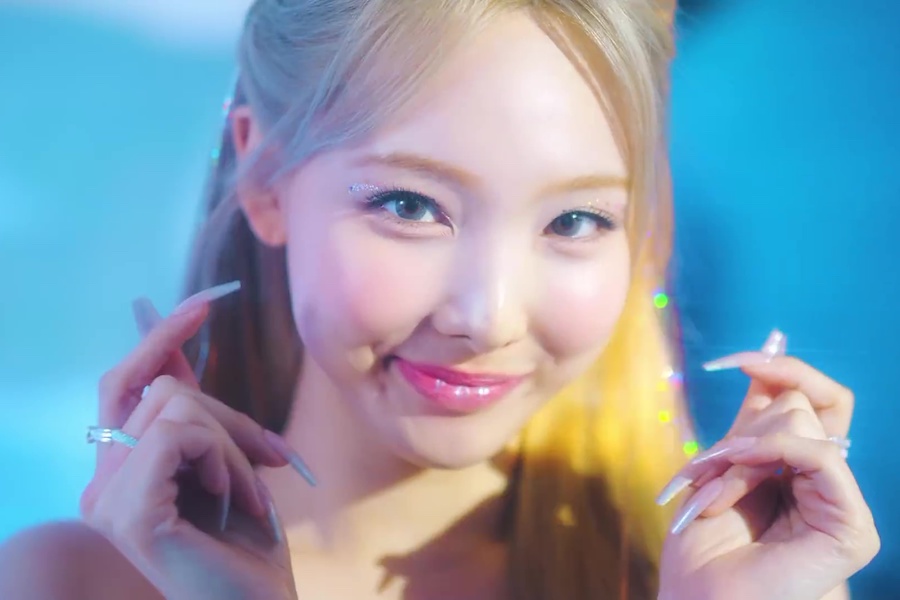 MaryHaydn's tweet photo. WATCH: #TWICE's #Nayeon Adorably Sings "POP!" In Bubbly Solo Debut MVhttps://t.co/sL9HCciT5R https://t.co/tUhinHIrZQ