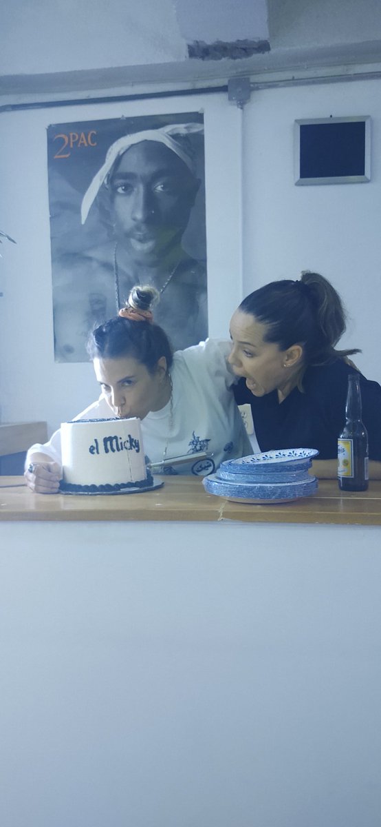 airbag04's tweet photo. @SussyOh mordiendo el pastel de la inauguración de #ElMicky https://t.co/vDLqIx2MOM