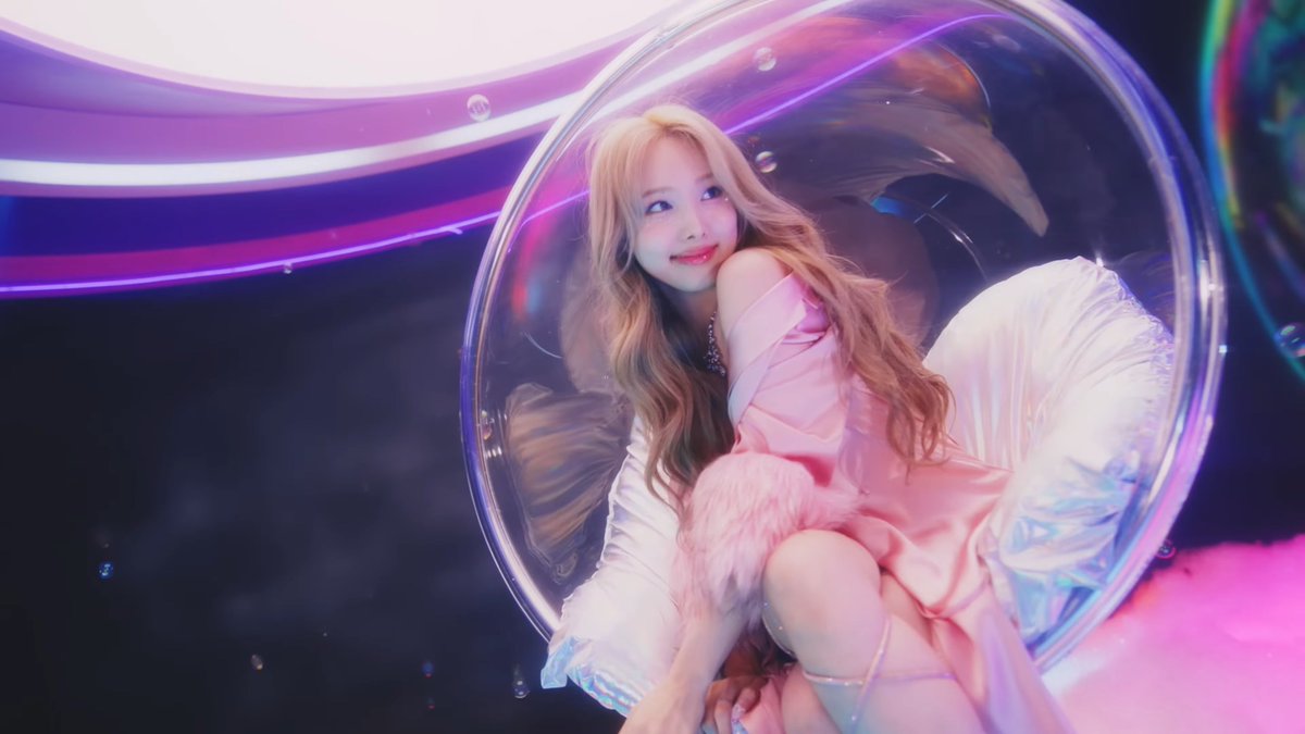 godmitzu's tweet photo. IM NAYEON IS SO GORGEOUS https://t.co/OV7JST424v