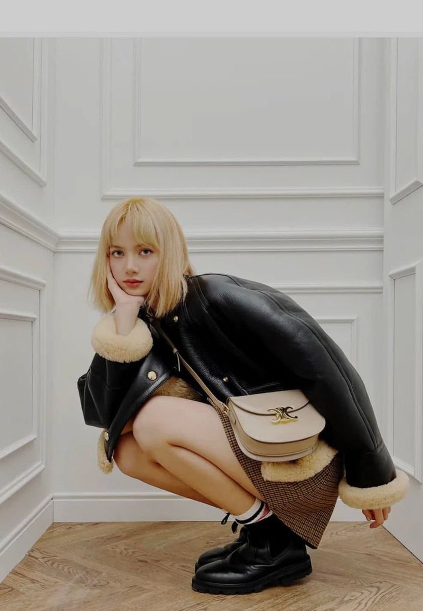 ngochavu66's tweet photo. #lisa for Celine on WeChat . #SAFEFLIGHTLALISA  #LisaAimeParis https://t.co/syCaqQcTix
