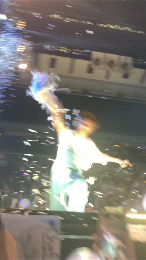 chankiroid's tweet photo. minghao throwing confetti at a carat will always be iconic https://t.co/69rOUF8XZN