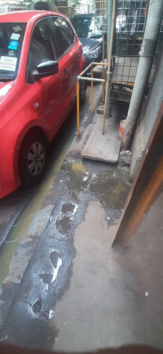 dholkawala13's tweet photo. @mybmc @mybmcSWM @mybmcPHD @TOIMumbai @ABPNews @ZeeNews @ANI  बार शिकायत करने के बाद भी ये हाल है अस्पताल के बहार के गटर का। इंसान का संदास बहार आता है। हर 15 दिन के बाद ओवरफ्लो चालू हो जाता है।सिर्फ साफ सफाई होती है। पर कोई रिपेयरिंग नई होती है . https://t.co/PWBUjkYu5l