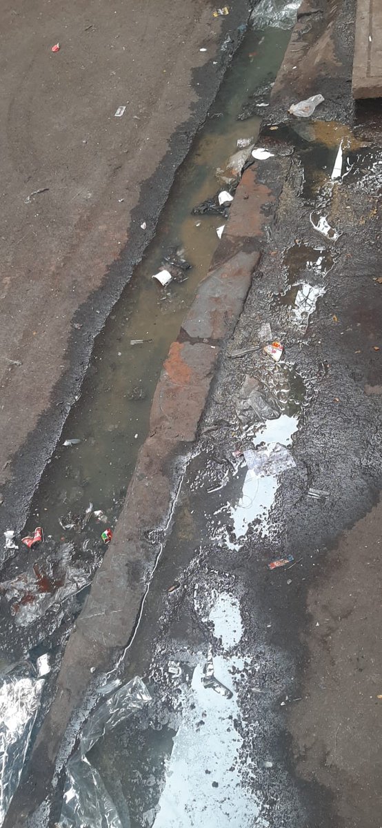 dholkawala13's tweet photo. @mybmc @mybmcSWM @mybmcPHD @TOIMumbai @ABPNews @ZeeNews @ANI  बार शिकायत करने के बाद भी ये हाल है अस्पताल के बहार के गटर का। इंसान का संदास बहार आता है। हर 15 दिन के बाद ओवरफ्लो चालू हो जाता है।सिर्फ साफ सफाई होती है। पर कोई रिपेयरिंग नई होती है . https://t.co/PWBUjkYu5l