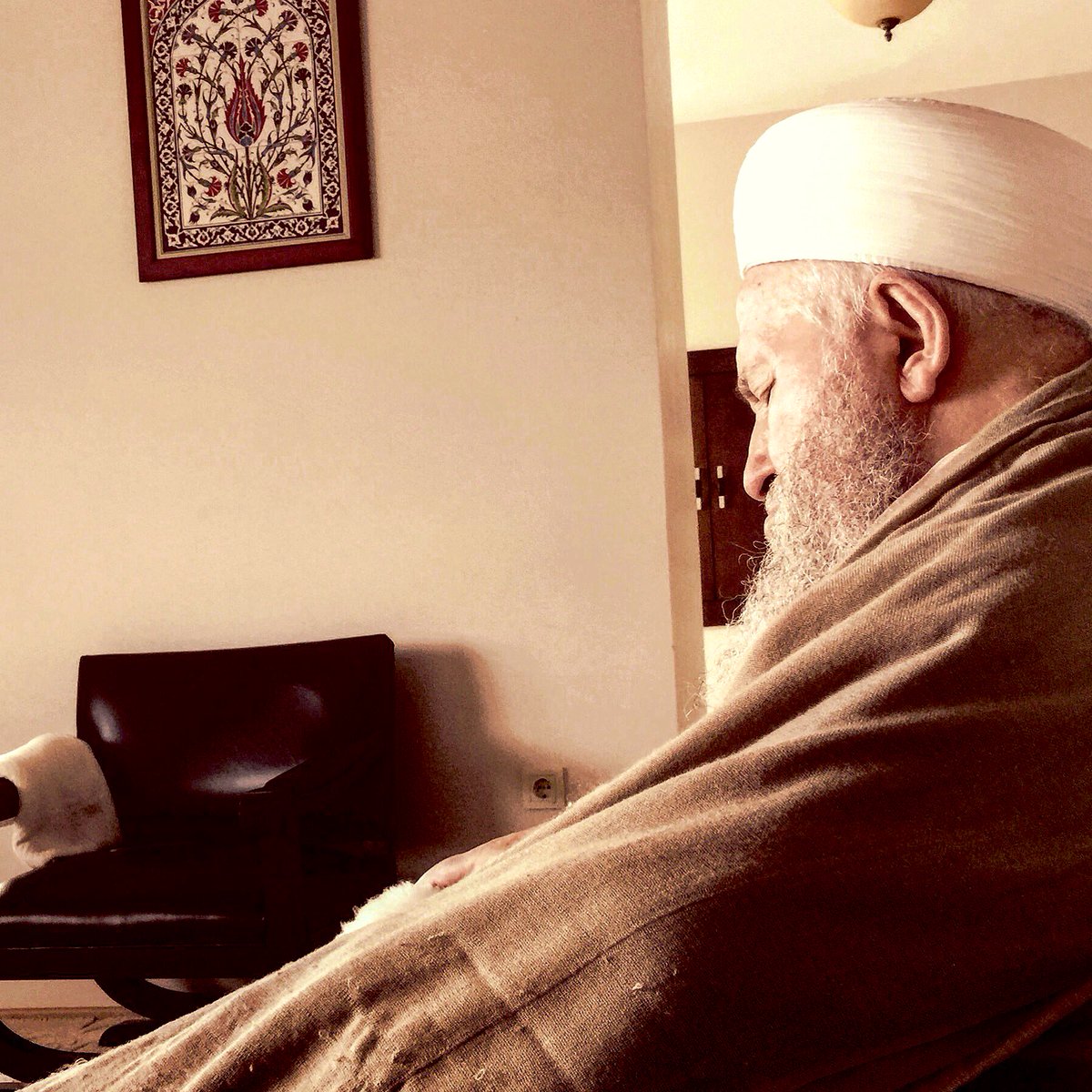 "Bir alimin ölümü, alemin ölümü gibidir" Alemin başı sağ olsun! #MahmudEfendiHazretleri