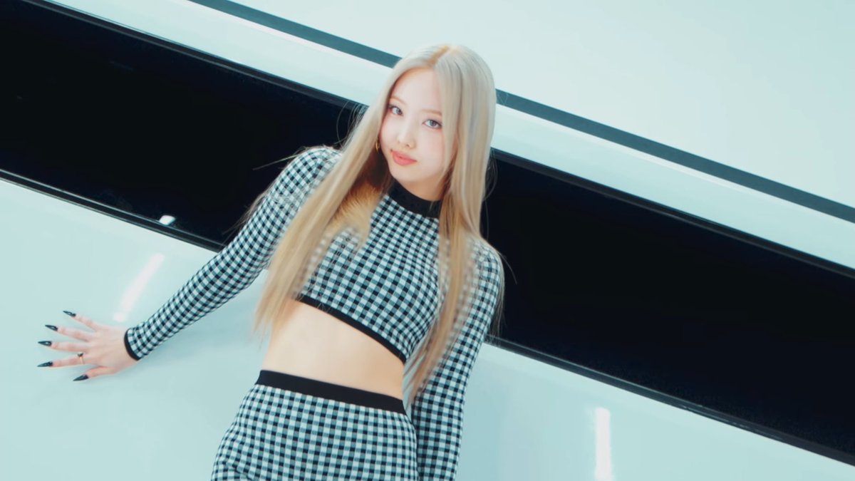 inyfeeds's tweet photo. IM NAYEON THE WOMAN YOU ARE!!! https://t.co/gceatC9bPT