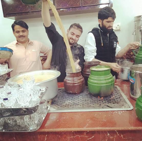 kzburki's tweet photo. #QuettaTea or #QuettaCafe a papular Tea brand termed-a #Starbucks of Islamabad @IamZahraKazmi
اشرف المشروبات یعنی چائے کےلیے مشہور #کویٹہ_کیفے اسلام آباد اور ملک میں تیزی سے پھیل رہی ھے۔ لیکن اسکا مالک ایک نہیں۔
@ChaiNotCoffee77 @QuettaCafe @Islaamabad @Advjalila @BBCUrdu @tea https://t.co/S7zLP8AfjA