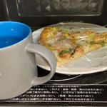 コップに水を入れピザと一緒に500Wで1分弱レンジで温めるとふわふわピザに蘇える‼