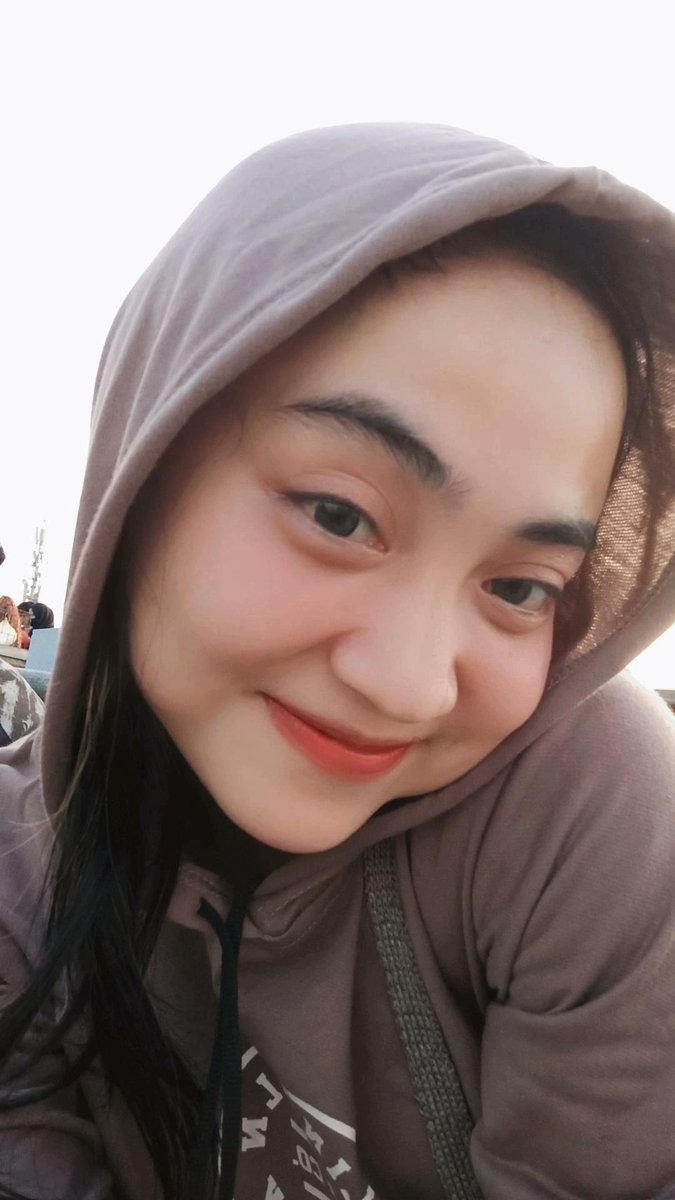 Delima13Apr98's tweet photo. • Plaju silaberanti
  Lajula kamu, aku la berenti
• Plaju jakabareng
  Kau laju, Aku ngereng
• Baju kuning baju abu abu
  Palak pening lantak buntu
• Budak kecik maen samo mamat
  Bodo amattt 🤣 https://t.co/NHshf0u5Ot
