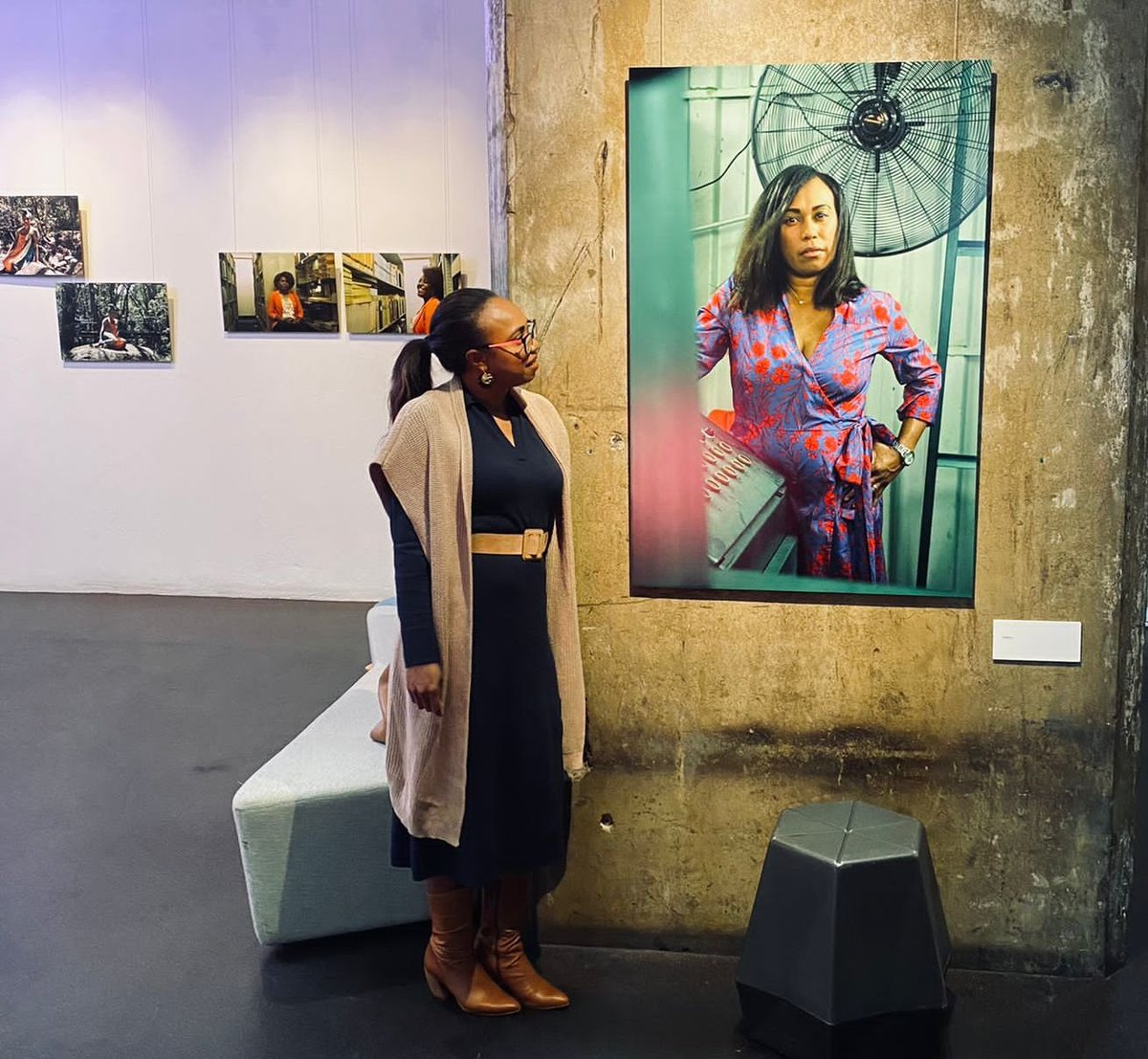 PamelaToliman's tweet photo. Tomorrow is the last day to catch the 'm e r i' project at @Bris_Powerhouse. Congratulations na bikpla tenkyu to the amazingly talented @WendyMocke for this body of work focused on the re-contextualisation of #PNG women 🙌🏽 Thanks also to my sister for sending this picture ❤️ https://t.co/ybkYxiuag0