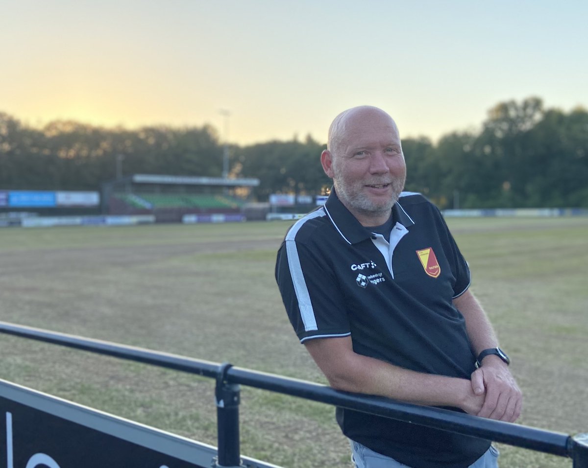 svdalfsen's tweet photo. 📝 INTERVIEW | Onze nieuwe hoofdtrainer Marcel Smid kijkt ernaar uit om te beginnen op Sportpark Gerner. “Mensen praten in de regio heel positief over SV Dalfsen, dat heb ik direct ervaren.”

Lees verder:
➡️https://t.co/HvH7KY8ZSA https://t.co/FIZgAncPsV