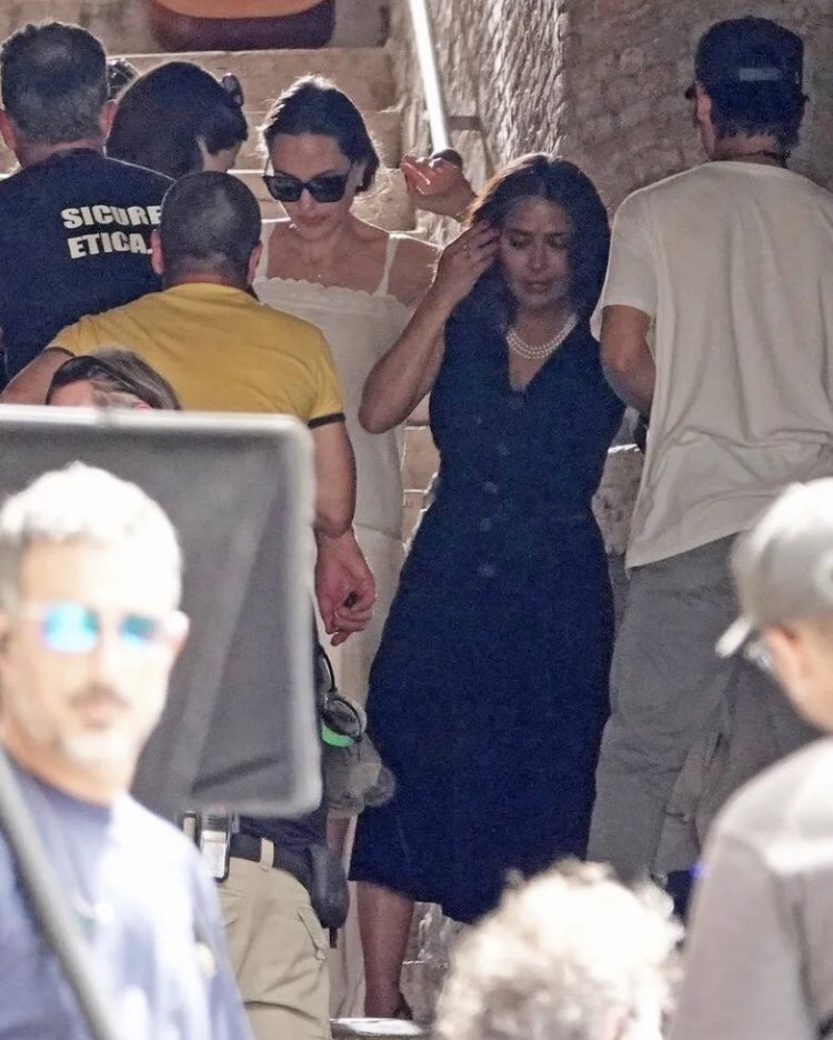 portal angelina jolie on Twitter: "angelina jolie e salma hayek no set