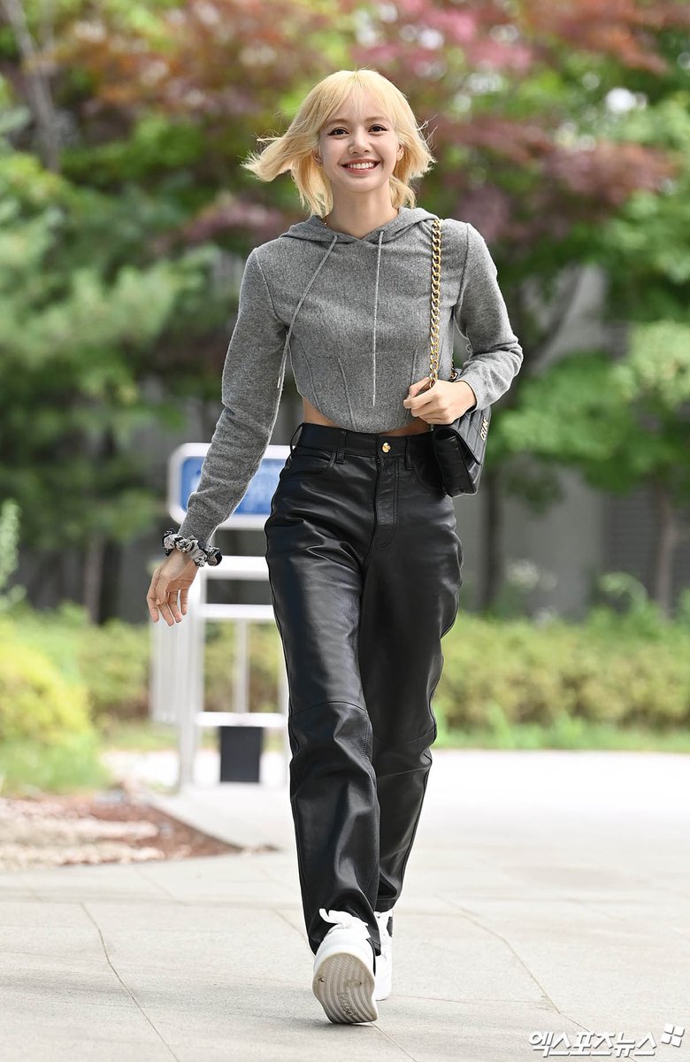 fanboylizlalisa's tweet photo. WOAH WHAT IS THAT🥰

SAFE FLIGHT LALISA
#LisaAimeParis https://t.co/cXPjlGPaeb