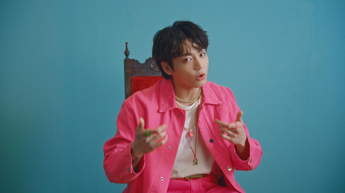 vminiecats's tweet photo. — matthew daniel siskin, director creativo compartió varias fotografías en Instagram del MV oficial de #LeftandRight #JungkookxCharliePuth (+) https://t.co/pvbvKdFZsq