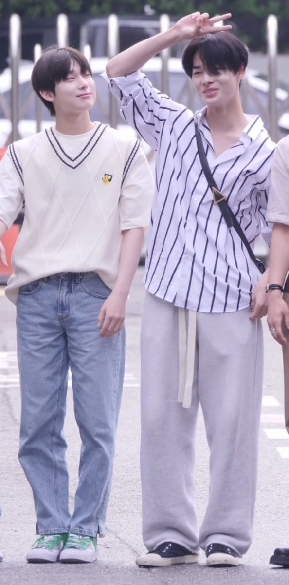 sunk1verse's tweet photo. Love how they both give very distinct aura for such a hyung and a maknae. One looks like that cute college guy meanwhile the other one looks like frat boy 😵 https://t.co/i87cwVldQP