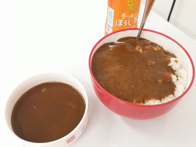 カレーおかずにしてカレー食ってる 