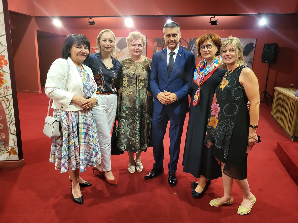 Travel_2Romania's tweet photo. Seară specială la @TNBucuresti
Un spectacol emoționant despre destine aflate sub semnul sumbru al Holocaustului.
Mulțumiri ES Ambasadorul @DavidSaranga !echipei @IsraelinRomania @AmirSagron @nun_tova pentru “Familia unui neam”, artiștilor Teatrului de stat #Habima #Israel 🇮🇱🇷🇴 https://t.co/3datMb5L0h