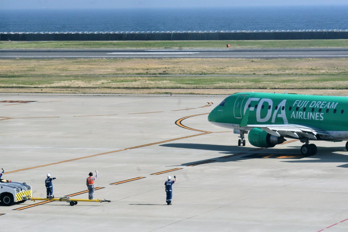 airplane_itm_04's tweet photo. いってらっしゃい👋 #FDA #fujidream #airlinse #4号機 #ja04fj https://t.co/di2ojZlJjf