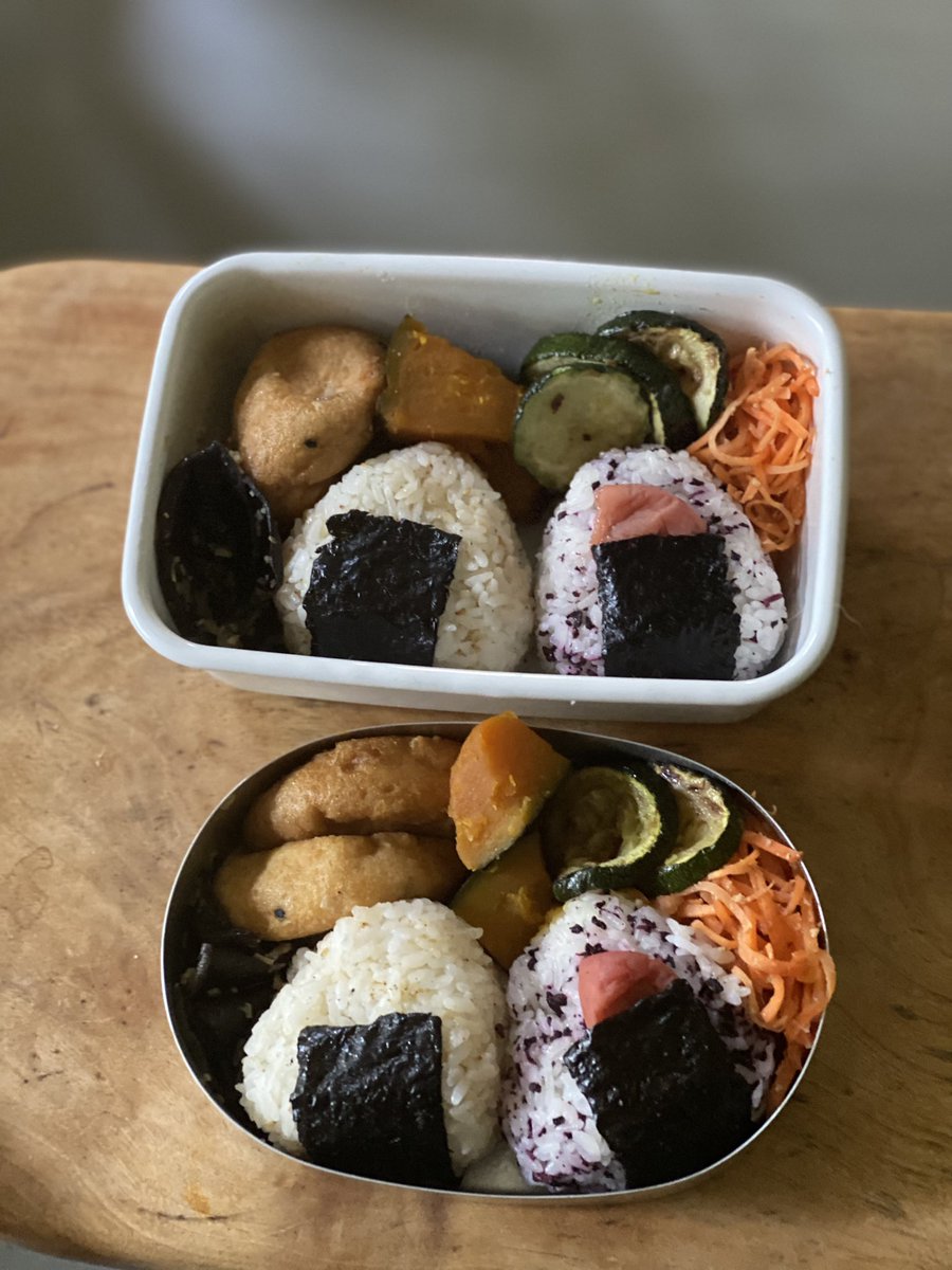 今日のお弁当。2色おにぎり弁当。
おかずはほとんど昨日と同じラインナップ(あらたに作っているけれど)。それと、ズッキーニを焼いたもの。がんもどきとかぼちゃの煮物は、昨日よりもすこしさっぱりと煮てみた。