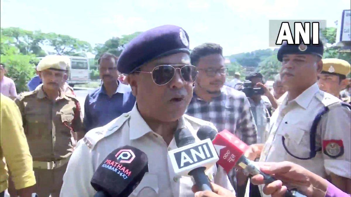 ndtv's tweet photo. 🔴#MaharashtraCrisis | Guwahati Police detain Sanjay Bhosale, deputy district chief of Shiv Sena from Satara, who was present near Radisson Blu hotel to urge party MLAs lodged there to return to Maharashtra. 

(ANI) https://t.co/XnQhiAy6o8
