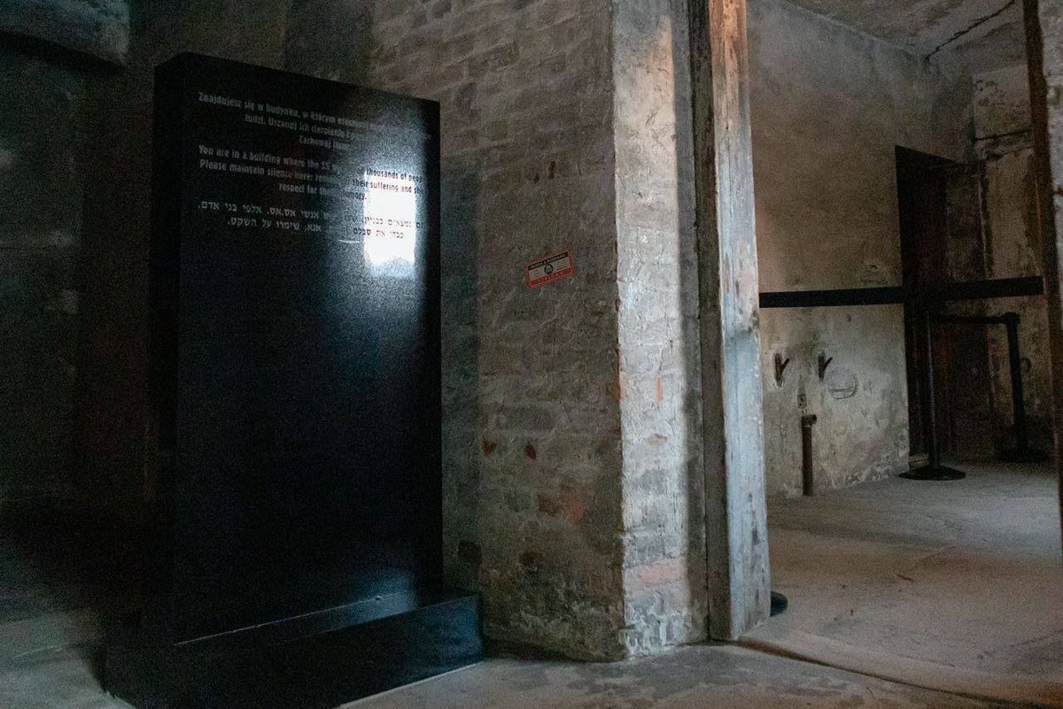 ◾Des "activistes ukrainiens" ont placé des autocollants autour d'Auschwitz avec l'inscription : 

"Le seul gaz que les Russes méritent est le Zyklon B." 

Les inscriptions sont apparues exactement le 22 juin.

🤦‍♂️