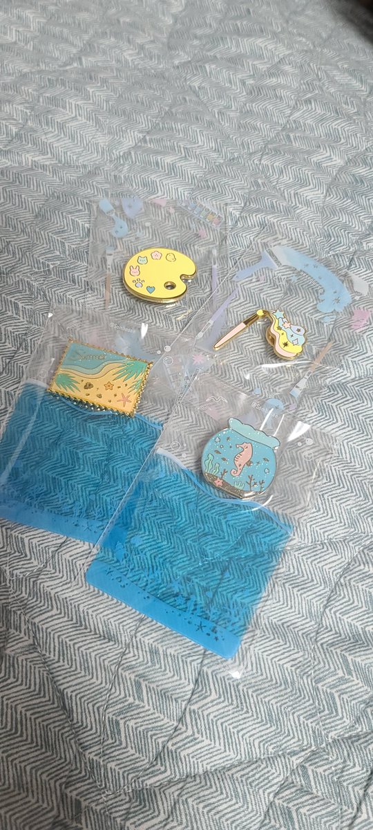 솜바새님(<a href="/Sombasae/">🌟솜바새</a>) RT 이벤트 당첨자입니다ㅠ-ㅠ)* 번개배송...!! 상품 잘 받았습니다 아니 4개나...들어있어서 완존 놀랐어요ㅜㅜㅜ 뽁뽁이 풀러봤더니 세상 귀여워요.........특히 저 팔레트랑 붓 금속뱃지 너무 귀여운ㅜㅜㅜ(인증샷 방해하는 미호양 있음)