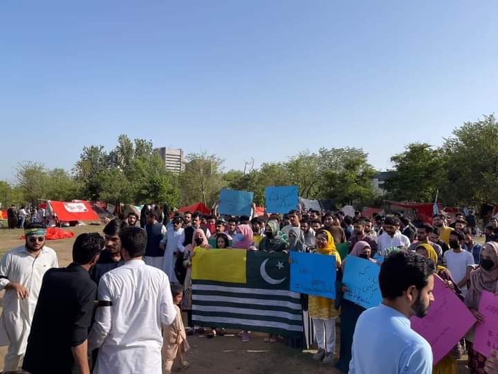 DrAhsanIshaq2's tweet photo. قائداعظم یونیورسٹی میں کشمیری طلبہ پر حملے کے بعد جس طرح سے کشمیری طلبہ و دیگر کشمیر کمیونٹی کے درمیان اتحاد نظر آیا وہ بے مثال ہے۔
کل پریس کلب اسلام آباد کے باہر قائداعظم یونیورسٹی کے کشمیری طلبہ کی کال پر بھرپور یکجہتی کا مظاہرہ کیا گیا ۔ ❤️ https://t.co/hNzTWEdQfB